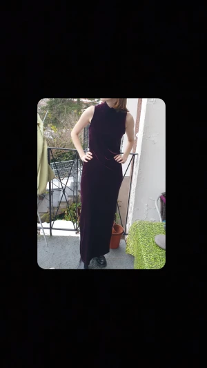 Vinröd/lila sammetsklänning - Otroligt vacker och unik mörklila/burgundy sammetsklänning. Perfekt för nyår eller bal. 💃💋 Dragkedja i nacken, hög hals, slits på sidorna av benen. Storlek står ej men uppskattar 36-38. Svår att få bra bilder på, så fråga gärna! Köpt på Beyond Retro.