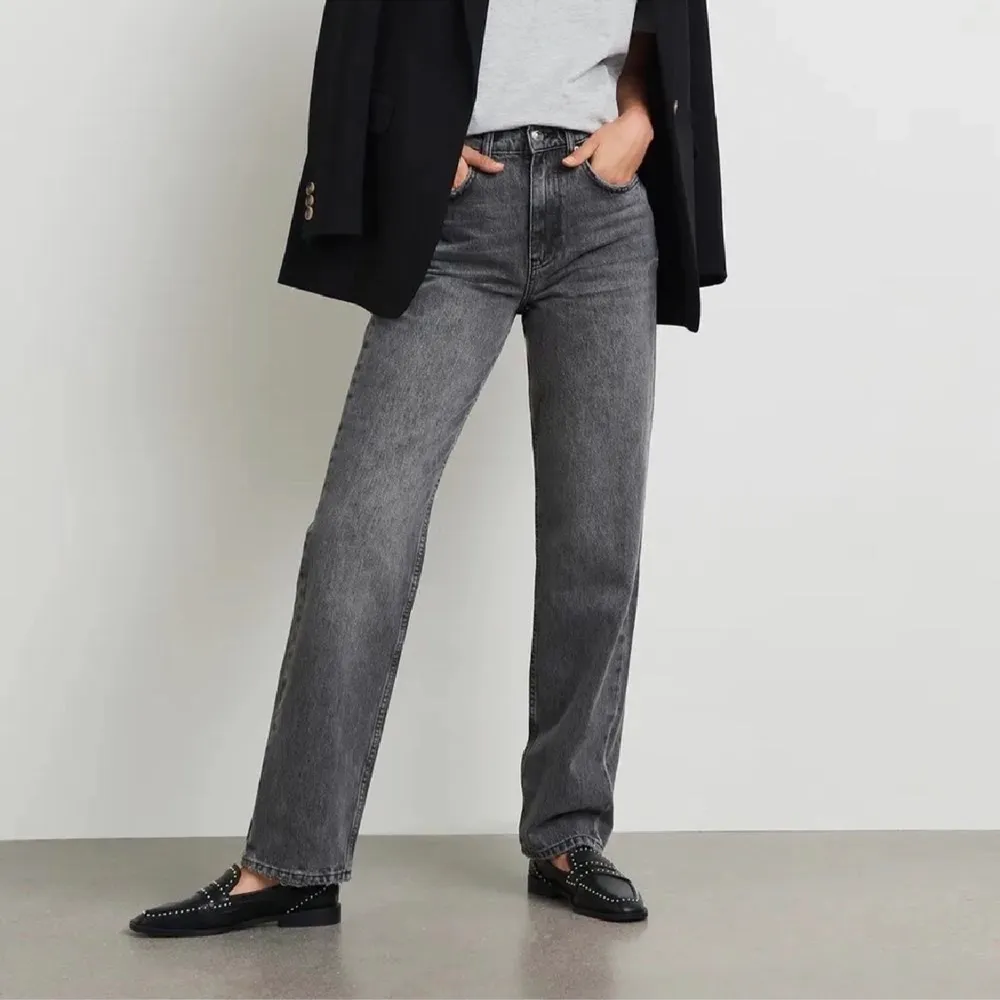 Säljer dessa jeans från Gina Tricot, dem är i fint skick. Vid intresse tveka inte att kontakta! 🤩 Nypris 600kr. Jeans & Byxor.