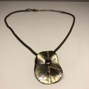 Vintage Halsband - Metallhalsband i guldaktig färg. Sten på bladet. Metallkedja. Från cirka 60-och 70-tal.