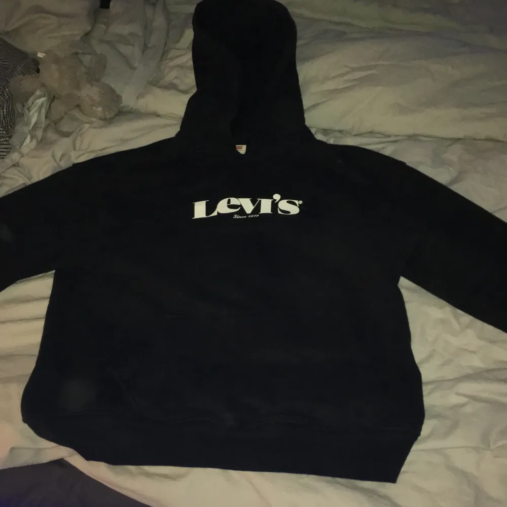 Tjena, intresserad av en svart Levis t hoodie som passar till de mesta, säljer den för den är lite för stor har i vanliga fall xs o denna är ganska stor S så passar både S och M. Hoodies.