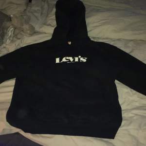 Tjena, intresserad av en svart Levis t hoodie som passar till de mesta, säljer den för den är lite för stor har i vanliga fall xs o denna är ganska stor S så passar både S och M