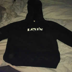 Hoodie Levi’s - Tjena, intresserad av en svart Levis t hoodie som passar till de mesta, säljer den för den är lite för stor har i vanliga fall xs o denna är ganska stor S så passar både S och M