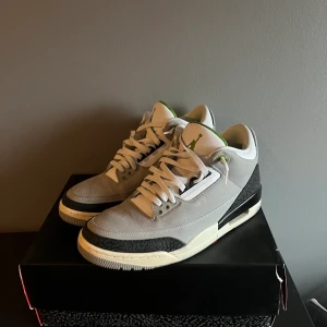 Jordan 3 clorophyll - Jordan 3. Knappt använda, 9/10 condition. Köpta för 2300. Box ingår