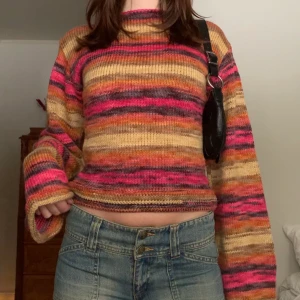 Randig tröja - Varm stickad tröja med utsvängda ärmar, från okänt märke! Kommer tyvärr inte till användning hos mig 🧶