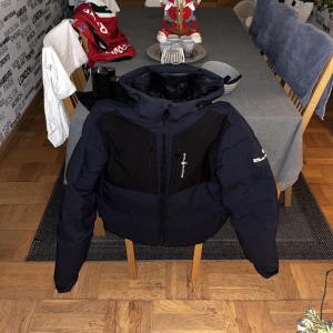 Sail racing jacka - En sail racing patrol down dark navy Nypris 4500 kr Välvårdad jacka med inga difekter 