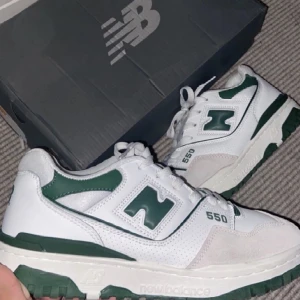 New Balance 550 White Green ( Storlek 41.5 ) - Väldigt fint skick som ni ser på bilden, skulle säga 9.5/10 i cond. Använd ett väldigt fåtal gånger. Saknas dock kvitto och boxen är lite skadad som ni ser. Skickas via PostNord 99kr!