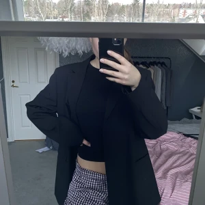 Oversized kavaj - Säljer en snygg oversized kavaj💕 märket är Kappahl. Den sitter oversized men inte för bred i axlarna🙏🏼säljer för 150kr+frakt (99kr)