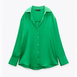 Zara satin grön blus -  Den är helt ny och ger kroppen en jättefin form. Köparen står för frakten.