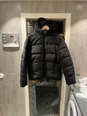 Vinterjacka svart herr strl L - Nästan aldrig använd, köpte för 1200kr