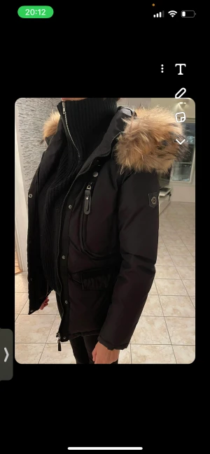 Hollis vinterjacka - Hollies jacka Använda - nyskick  Storlek - 36 Pris - 2000kr (pris går att diskutera vid en snabb affär)  Finns i Huddinge/Stockholm