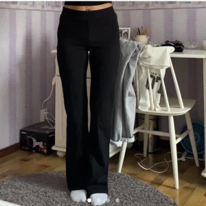 Flared tygbyxor  - Från JDY. Fint skick men har ett litet hål längst ner på slutet av ena benet men inget som syns när dom används(se bild). Lite stora o för långa på mig så används inte längre. Storlek S längd 30. Bilder från min Depop : glitterte