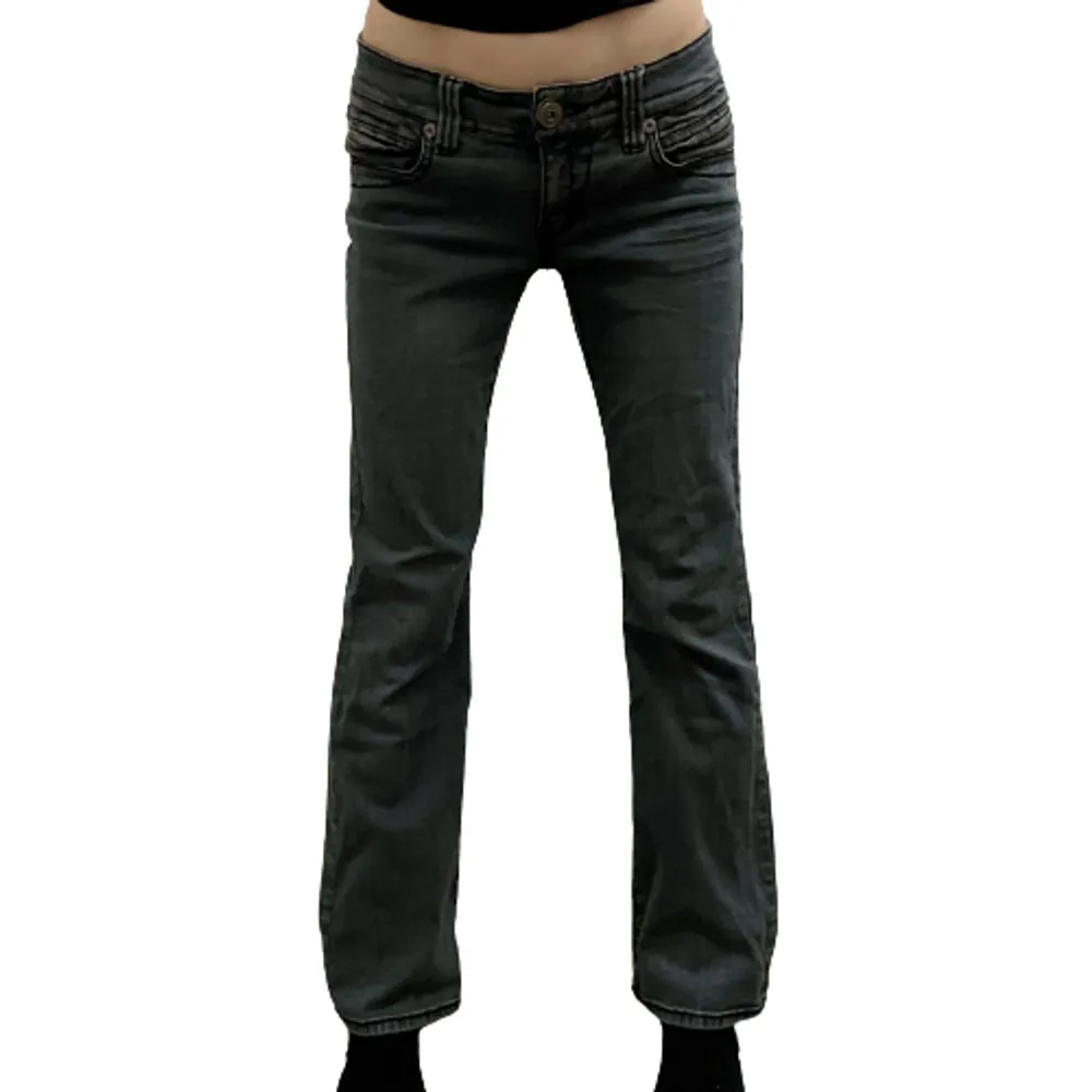Ett par snygga lågmidjade jeans från River Island i stl 12❤️‍🔥 De liknar true religion jeansen med sina ikoniska kontrastsömmar. De har även glittrig tråd invävt i tyget. Det finns små täcken på användning⭐️ Midja-76cm Innerbenslängd-78cm Köp nu är på💋 . Jeans & Byxor.