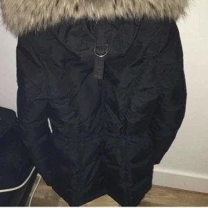 Hollies jacka - Äkta hollies jacka köpt för 4500 säljer den för 2500 som ny.