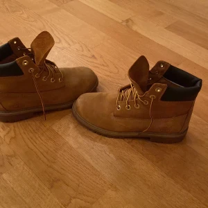 Timberlands classic 40 - Jag säljer mina i princip o använda timberlands som man kan se på bilden den under skon. Storlek 40 Man.