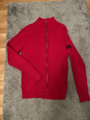 ETIREL - Hej säljer denna sweatshirt med dragkedja från etirel, den är lite små fadead men riktigt snygg ändå, det är storlek L men sitter mer som en M