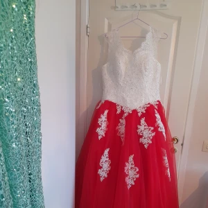 Festklänning/balklänning  - Ny oanvänd med etikett balklänning/festklänning  Storlek från L Till XxL då den är med band går att justera.