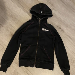 Peak performance hoodie - Hoodie från Peak performance i mycket bra skick. Köpt på second hand innan men även då var den väldigt fin och har inte använt den så nu är den lite liten!