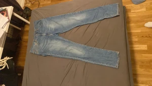 Levis Jeans - Dessa jeans är använda 1 gång sen bara legat men är i topp skick.  Jeansen är i stolek W34 L32 Nypris 1200kr säljer för 700kr