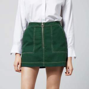 Svinsnygg kjol från weekday i grönt jeanstyg med stora fickor. För liten för mig :(