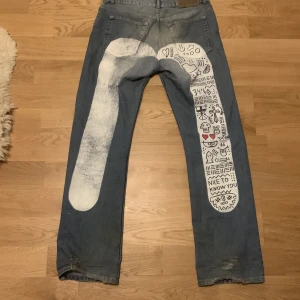 ”Evisu” jeans - Jeans som jag gav ett nytt liv eftersom äkta evisu är dyrt. Allt ritat själv och färgar inte av sig :)