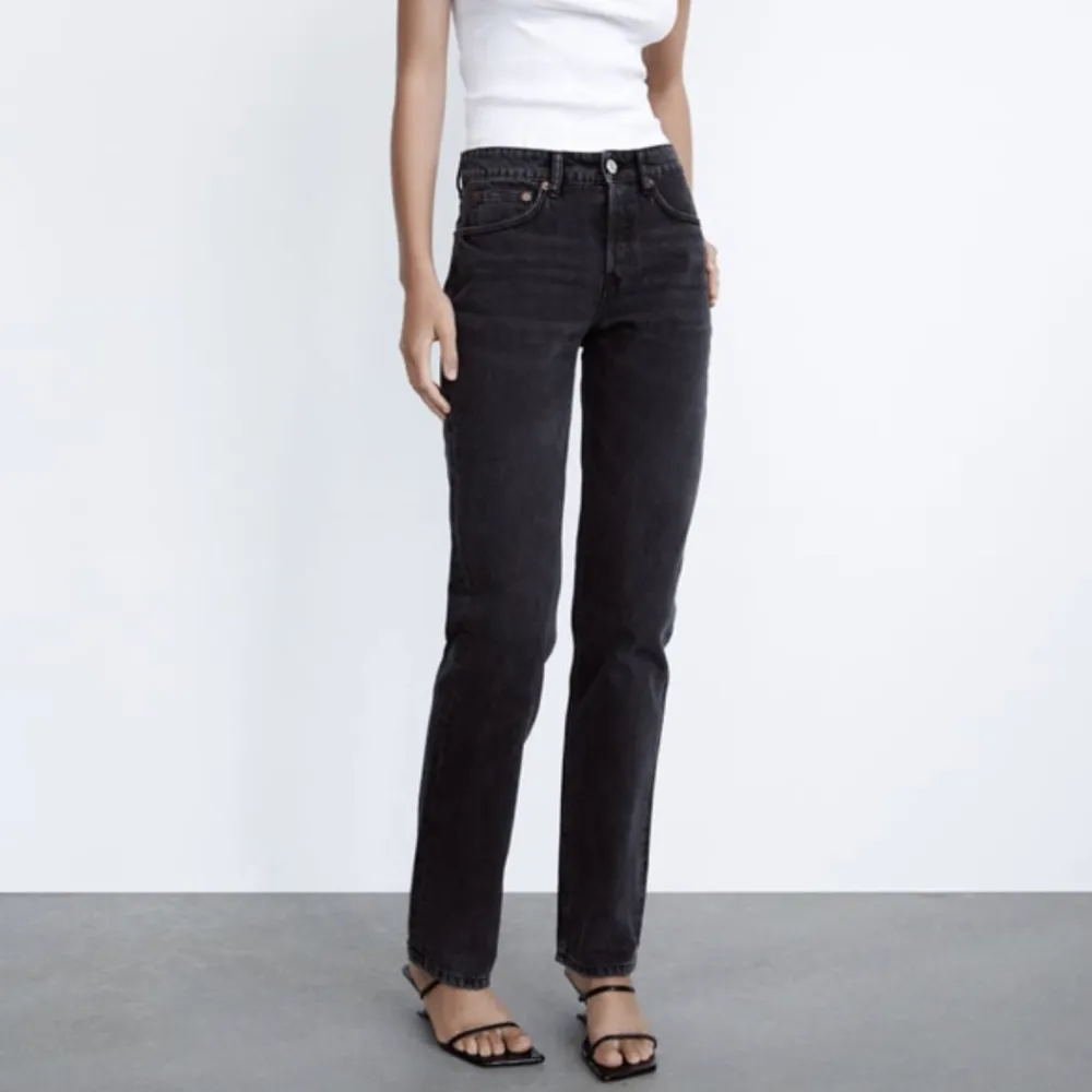 Säljer mina zara jeans (mid rise) då de inte längre kommer till användning, endast använda förra vintern och är därmed i fint skick. . Jeans & Byxor.