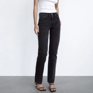 Straight Jeans  - Säljer mina zara jeans (mid rise) då de inte längre kommer till användning, endast använda förra vintern och är därmed i fint skick. 