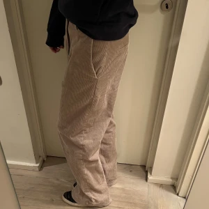 Manchester byxor - Manchester byxor från Lindex. Köpenhamn vibe😍😍 nypris 500kr, använda 2 gånger 