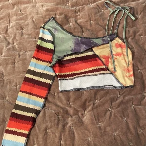 Topp med olika mönster - Supercool topp med olika färger och mönster. Helt oanvänd!