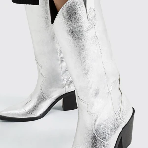 Cowboy boots  - Säljer dessa såå coola cowboy boots. Enbart använda en gång. Nypris:500!