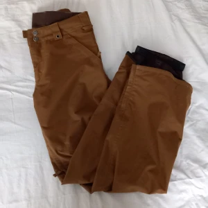 Burton snowboardbyxor - Fodrade varma snowboardbyxor från burton, mycket fint skick, sparsamt använda. Storlek xs men passar även s-m, då modellen på byxorna är något större