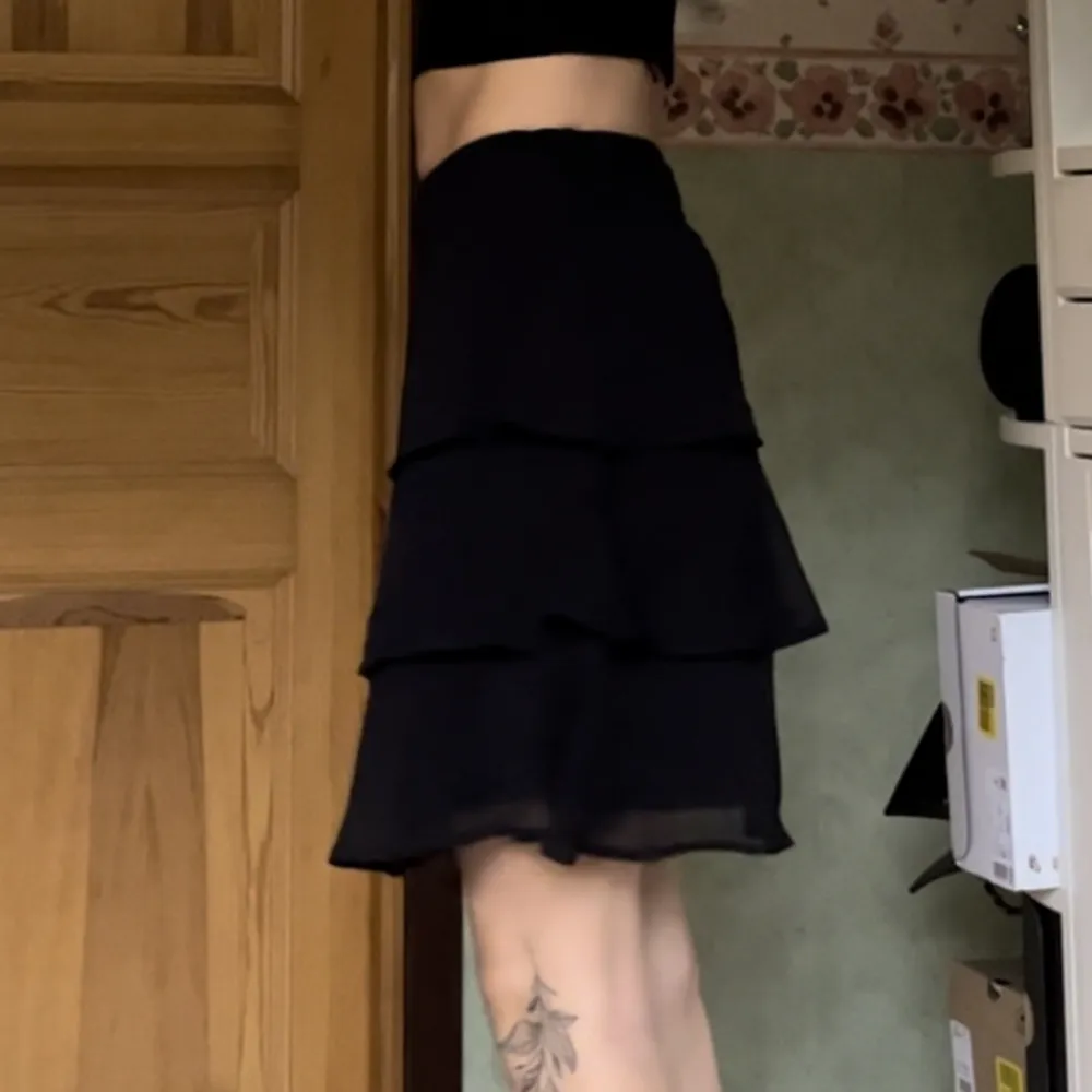 Snygg svart kjol från GinaTricot. Stretch i midjan. Knappt använd, fint skick. Lite för lång o fluffig för min smak tyvärr.. Kjolar.