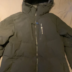 Sail Racing Vinterjacka - Hyfsat skick, några små fläckar. Använt i några månader. Tar gärna kontant men swish funkar också, köpare står för frakt såvida vi inte möts upp.