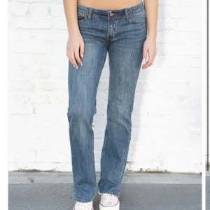 Lågmidjade jeans - Fina jeans från Brandy Melville i lågmidjat. Använd fåtal gånger. Inga slitningar eller fläckar. Byxorna är uppsydda men det är absolut inget som syns (se stygn på sista bilden) och passar mig som är 165🥰 Skulle säga att byxorna är som storlek 36 eller S❣️