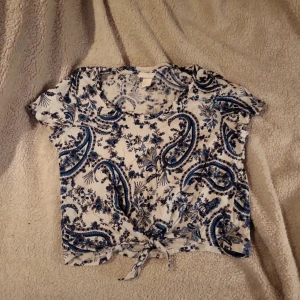 T-shirt  - En tröja från H&M, I storlek S. Aldrig använd men har några lösa trådar. 
