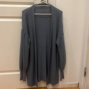 Blå kofta från Ginatricot, s/m🤍 - En väldigt fin kofta från Ginatricot🤍 Använd endast 2 gånger, väldigt varm och bekväm🤍 Säljs för 95 med frakt🤍