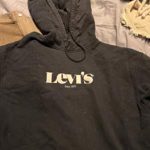 Levis hoodie i L Säljer nu min favorit hoodie då jag köpt en ny. Hade helst inte velat sälja men den får tyvärr inte plats i min garderob