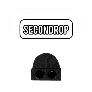 C.P Company mössa - Nyinkommen mössa ifrån C.P company! Storlek One Size och väldigt fint skick. Tveka aldrig på att höra av dig till oss vid ytterligare frågor eller funderingar! Mvh, Secondrop.