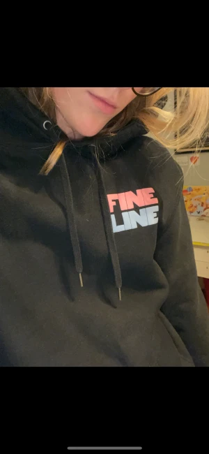 Fine line hoodie - Säljer nu denna då den tyvärr inte kommer till användning :( Hoodien är strl S men jag är liksom 1,80 och den passar mig så skulle säga S-L! 😄❤️