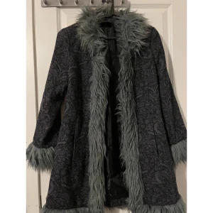 Vintage kappa med faux fur trim - Vintage Lila kappa med faux päls. Storlek 38