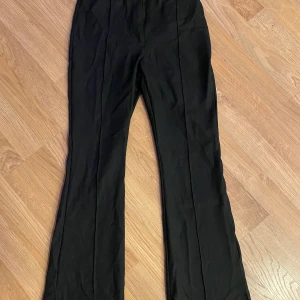 Kostymbyxor  - Jätte fina passar S också. Shein 