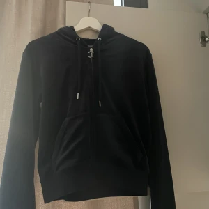 Juicy couture set - Helt nytt! Använd 1 gång! Passar mig tyvärr inte så hoppas att den kommer till användning hos någon annan 💓 S i byxan och M i tröjan. Priset kan diskuteras vid snabb affär