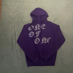 ONE OF ONE ☂️ - Limiterad OneOfOne Hoodie som nästan aldrig använts, Alltså i perfekt skick.  Kvitto finns att kolla på i dm 😋