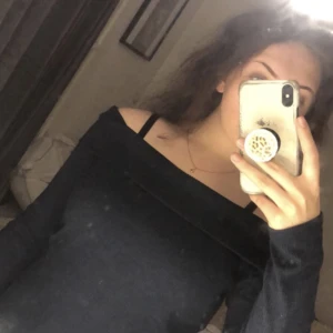 Off-Shoulder tröja - En väldigt fin off-shoulder tröja från GinaTricot.  Passar bra till lite finare tillfällen🥰