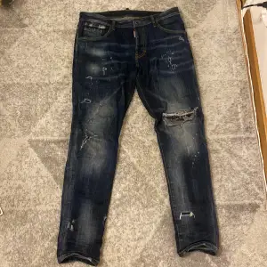 Ett par jeans som har använts 1 gång, dom är lagom långa typ 1 meter kanske, original pris 2000.