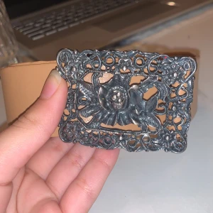 Trendigt bälte - Ett bälte som har en jätte cool detalj. Jag gillar det så mycket men använder inte så mycket beiga färger.