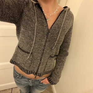 Stickad Zip upp💗 - Säljer denna så fina stickade zip up hoodien ljuset reflekteras konstigt så den ser lite nopprig ut trots att den inte är det💗