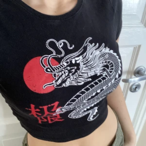 Croppad topp med tryck - Croppad tröja med tryck och är nästan som ny🖤🤍🖤🤍