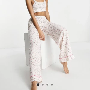 Pyjamas set  - En slutsåld pyjamas från Asos! Bra skick! Nypris 500 mitt pris 150 för hela setet! Super mysigt nu till vintern❤️