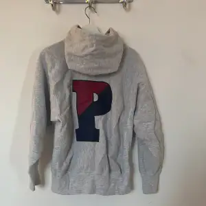 En super cool champion hoodie. Köpt på secondhand för 400kr, säljes pågrund av behov av mer plats i garderoben.