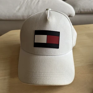 Tommy Hilfiger Vit keps  - Säljer den här sköna kepsen då ja aldrig använder vit keps, använd sen innan däremot